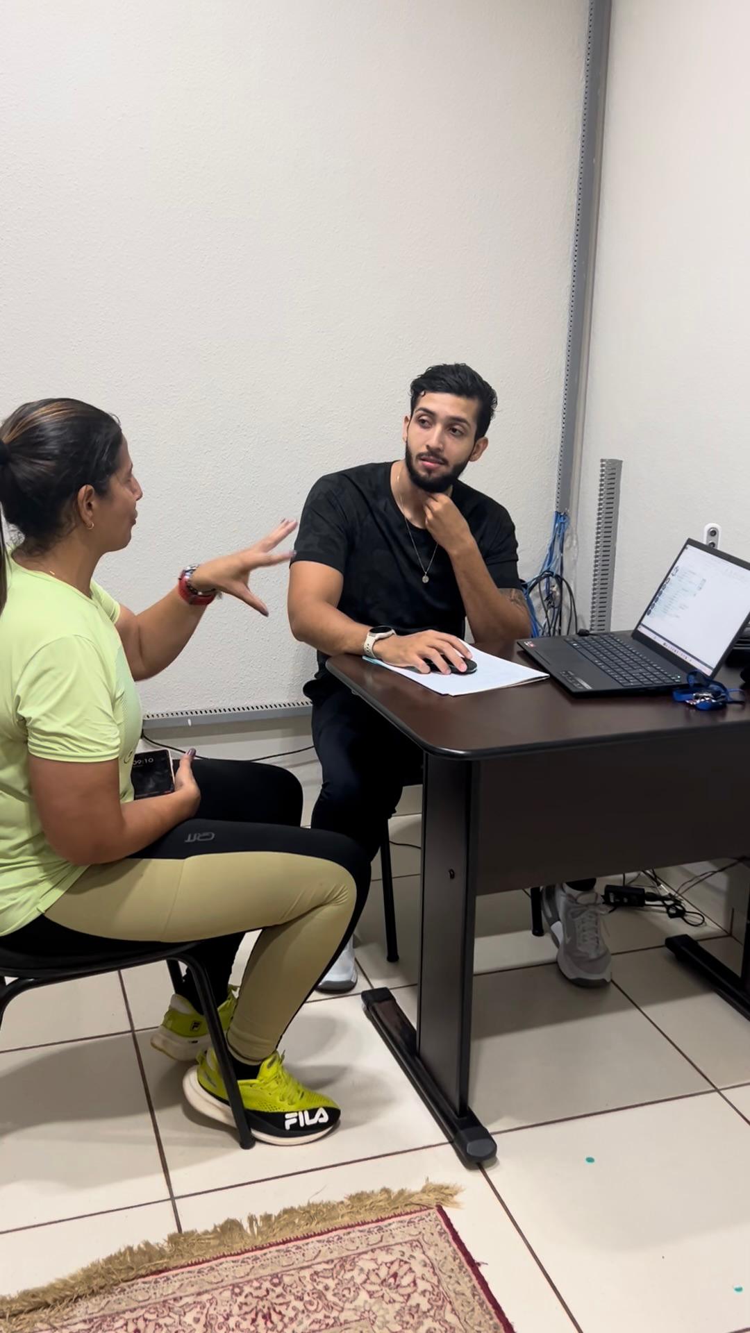 Renan Leão conversando com aluna durante a anamnese