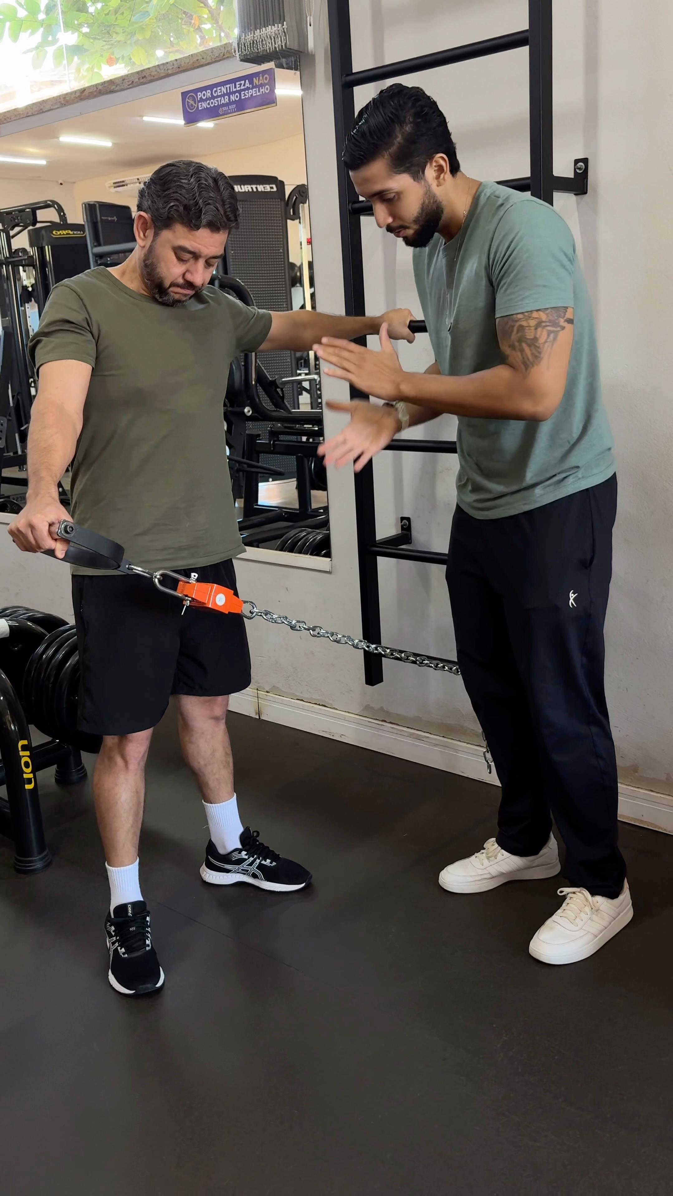 Renan Leão acompanhando aluno durante um teste de força