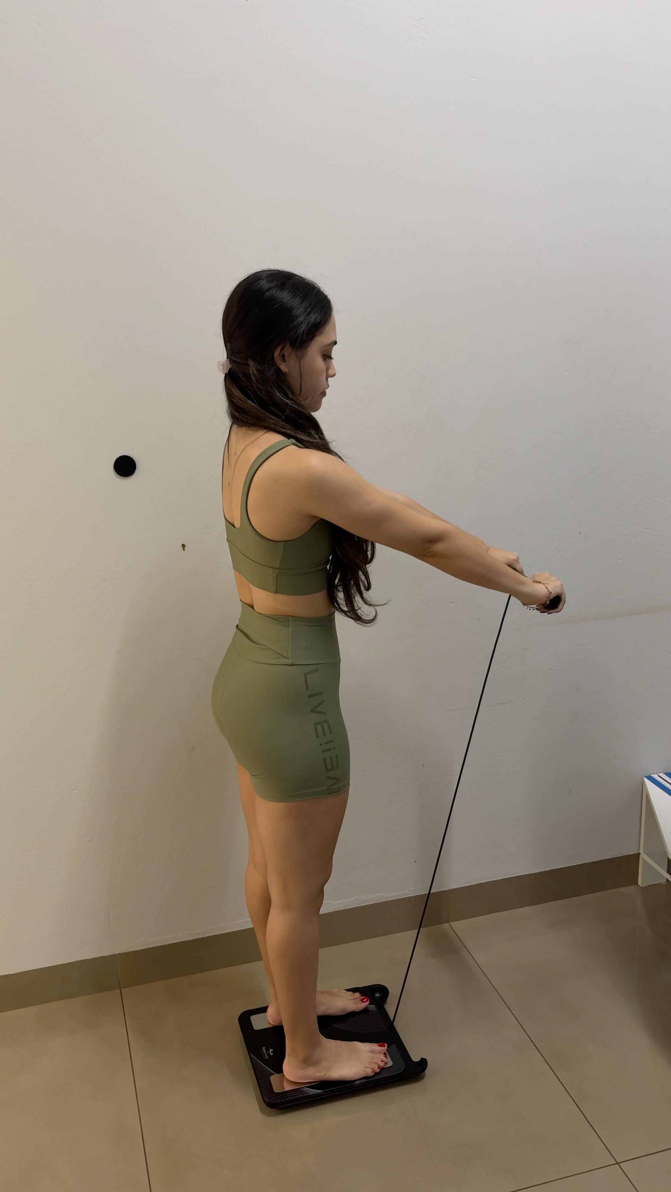 Aluna realizando avaliação de bioimpedância