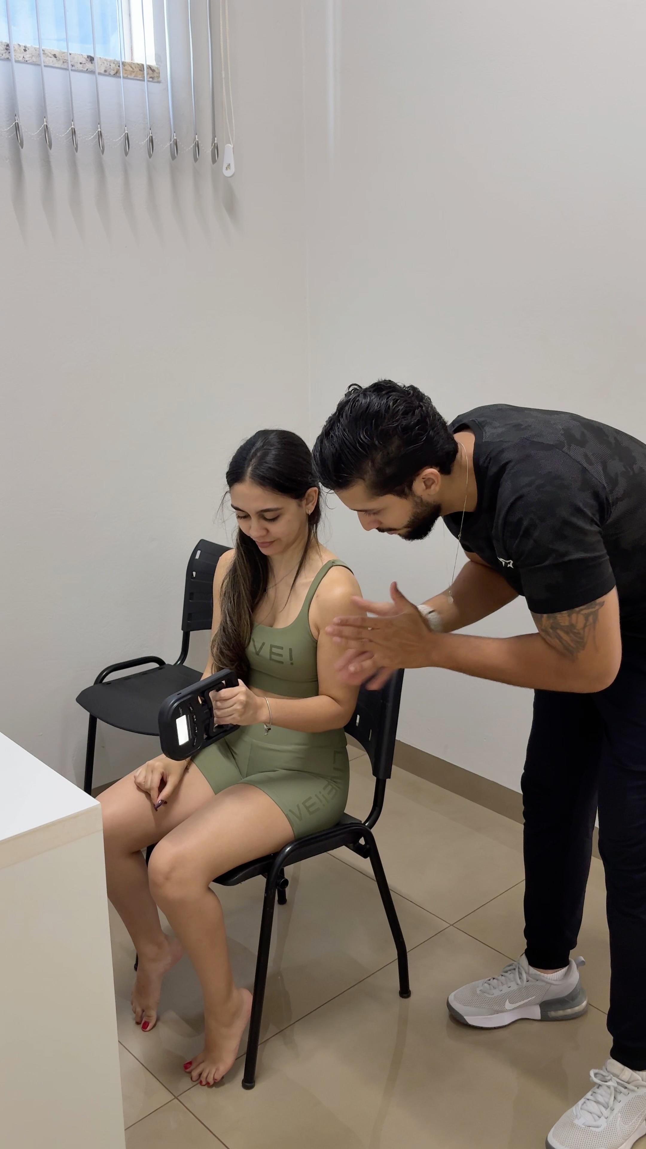 Renan orientando aluna durante o teste de força de preensão palmar