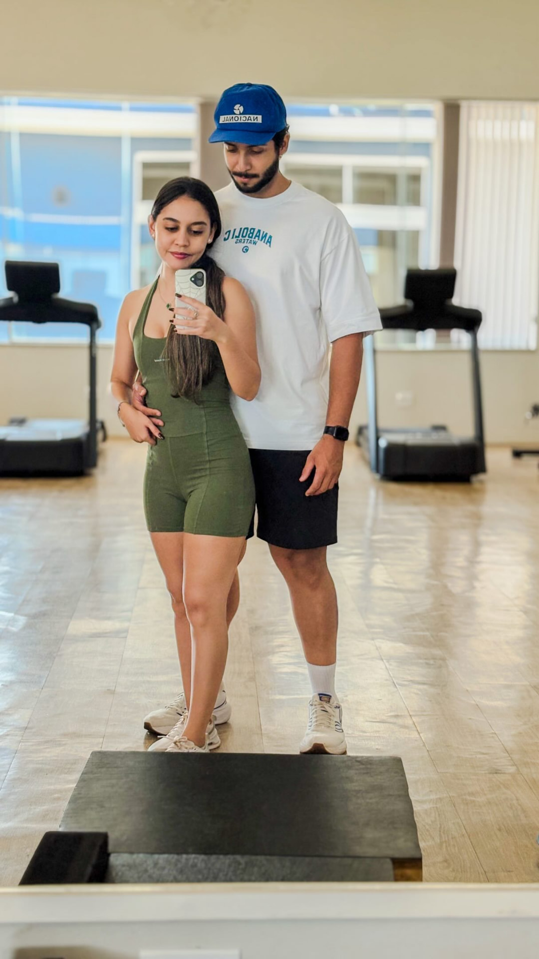 Renan Leão orientando aluna na academia